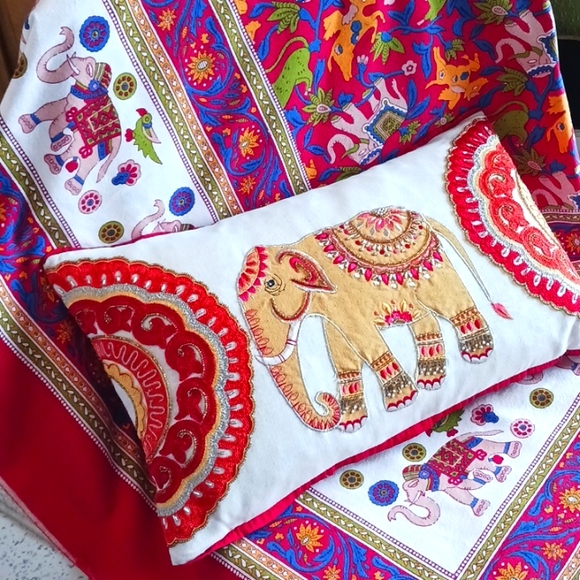 Elephant themed throw & pillow - Picture 1 of 12